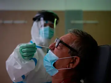Una profesional sanitaria realiza una prueba PCR a un paciente en el CAP Raval Nord de Barcelona Una profesional sanitaria realiza una prueba PCR a un paciente en el CAP Raval Nord de Barcelona