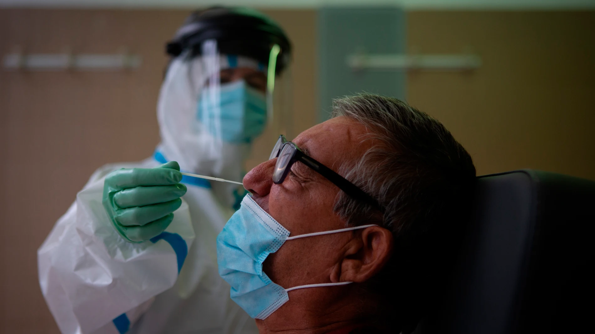Una profesional sanitaria realiza una prueba PCR a un paciente en el CAP Raval Nord de Barcelona Una profesional sanitaria realiza una prueba PCR a un paciente en el CAP Raval Nord de Barcelona
