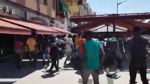 Momentos de tensión entre unos 100 inmigrantes y la Policía de Albacete tras saltarse el confinamiento Momentos de tensión entre unos 100 inmigrantes y la Policía de Albacete tras saltarse el confinamiento