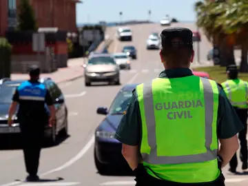 Un agente de la Guardia Civil, en un control de tráfico Un agente de la Guardia Civil, en un control de tráfico