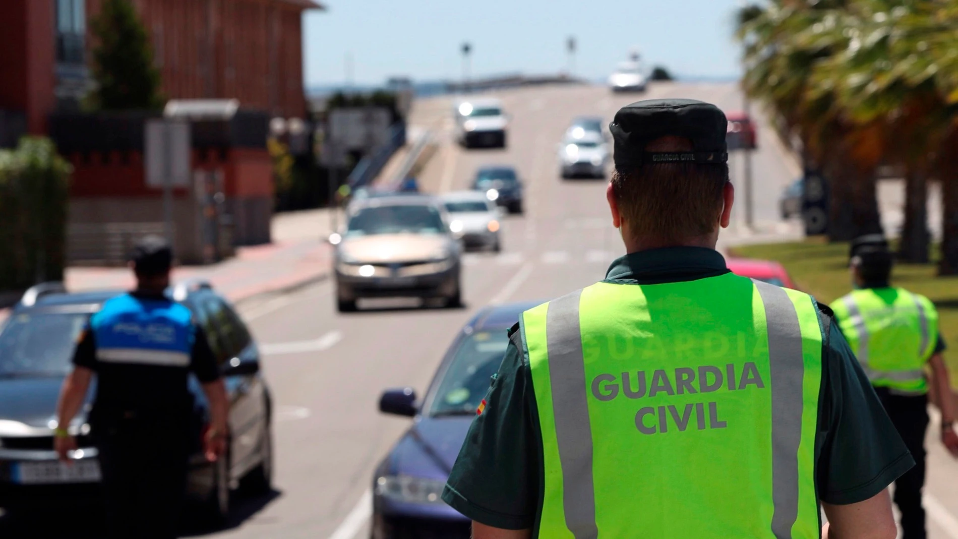 Un agente de la Guardia Civil, en un control de tráfico Un agente de la Guardia Civil, en un control de tráfico