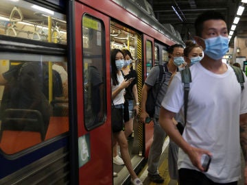 Ciudadanos de Hong Kong con mascarillas