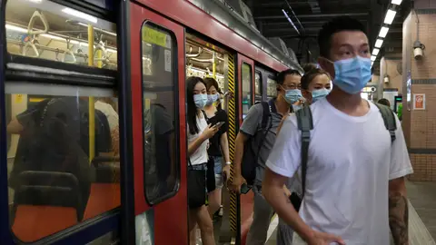 Ciudadanos de Hong Kong con mascarillas Ciudadanos de Hong Kong con mascarillas