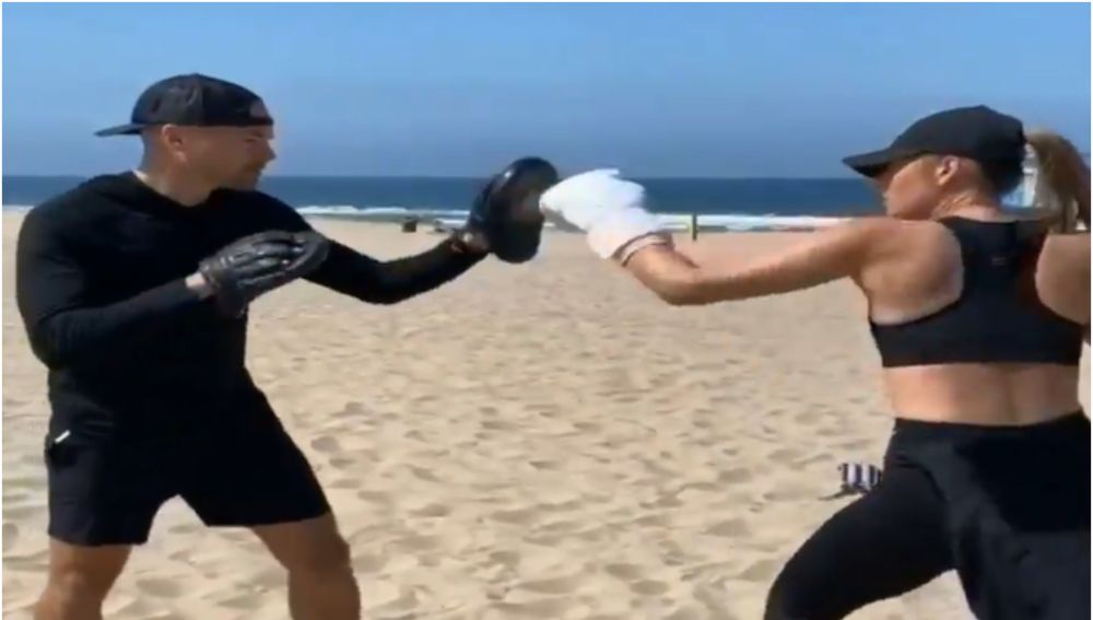 María Sharapova entrena boxeo en la playa