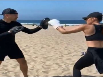 María Sharapova entrena boxeo en la playa