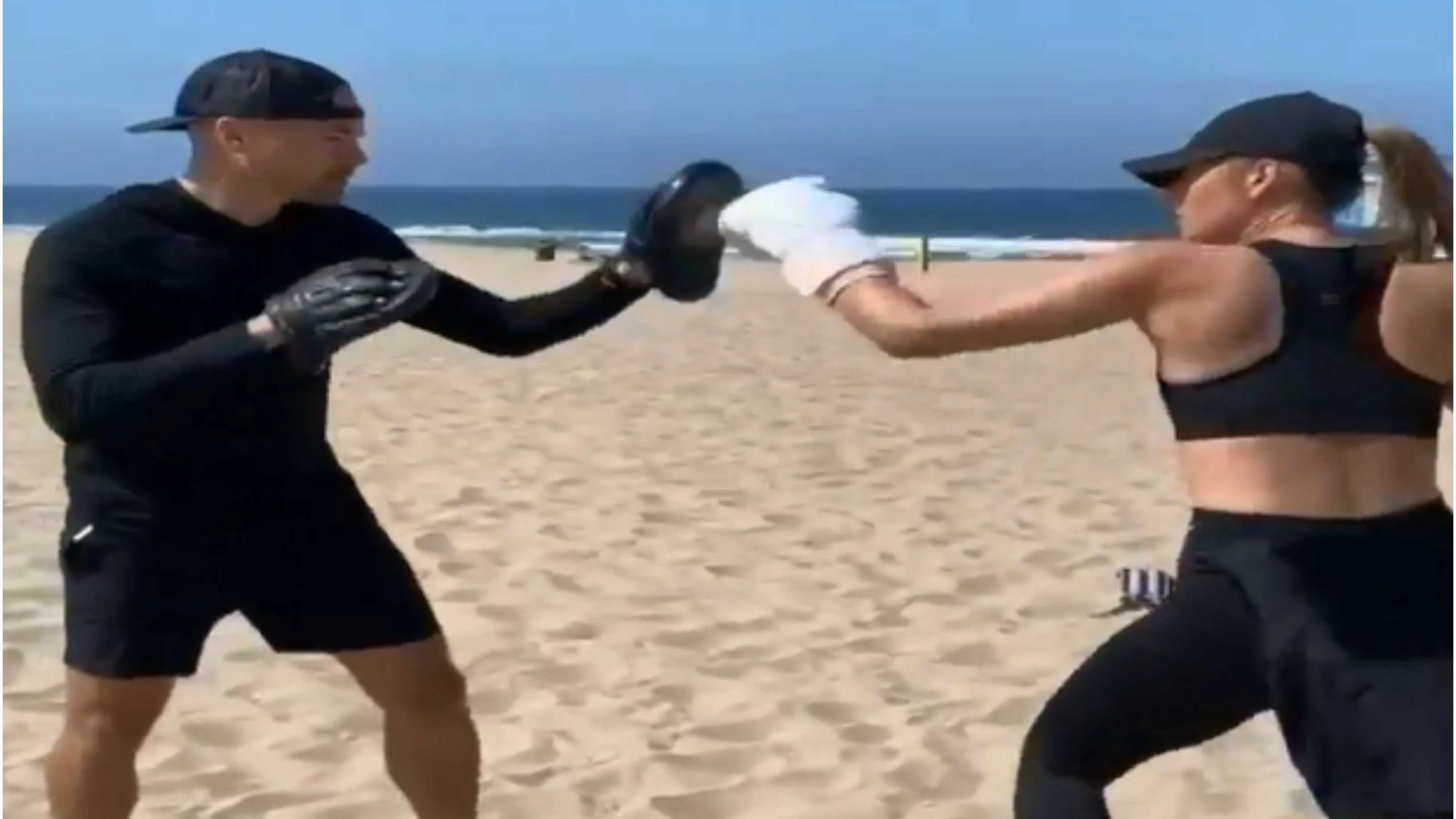 María Sharapova entrena boxeo en la playa María Sharapova entrena boxeo en la playa
