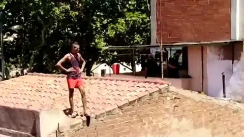 El momento de la detención de un okupa en Badalona mientras cruzaba colgado de cables de alta tensión El momento de la detención de un okupa en Badalona mientras cruzaba colgado de cables de alta tensión