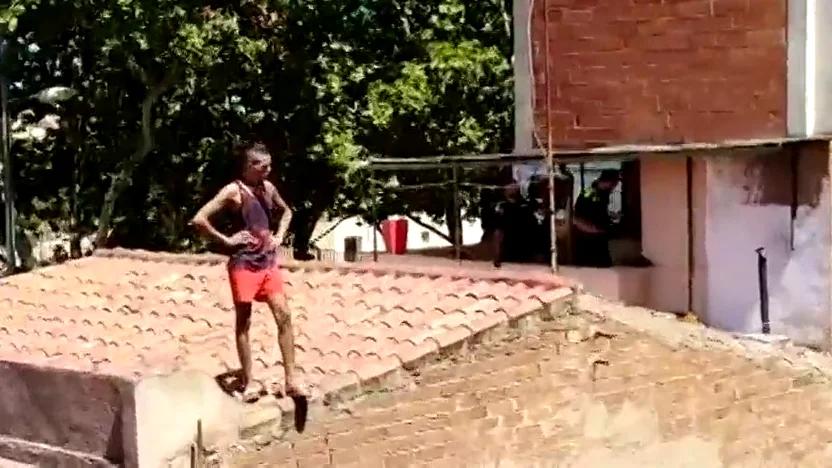 El momento de la detención de un okupa en Badalona mientras cruzaba colgado de cables de alta tensión El momento de la detención de un okupa en Badalona mientras cruzaba colgado de cables de alta tensión