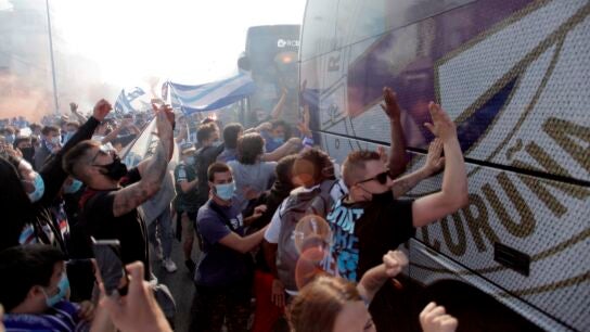 Cientos de aficionados reciben a los jugadores del Deportivo a su llegada al estadio de Riazor