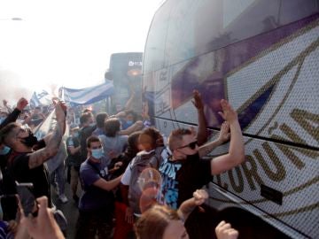 Cientos de aficionados reciben a los jugadores del Deportivo a su llegada al estadio de Riazor