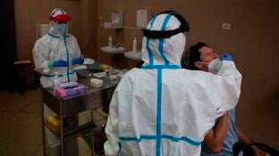 Sanitarios realizan un test de coronavirus.