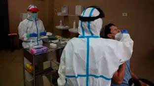 Sanitarios realizan un test de coronavirus. Sanitarios realizan un test de coronavirus.