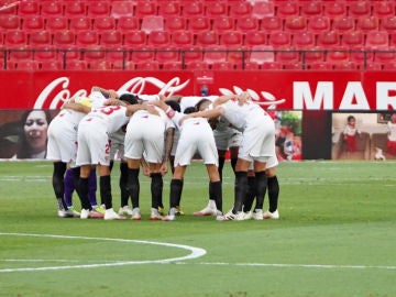 Los jugadores del Sevilla hace una piña antes de un partido