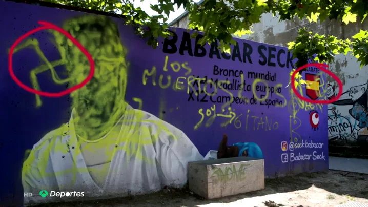 Destrozan el mural dedicado al karateca de color Babacar Seck en Zaragoza con pintadas racistas y xen&oacute;fobas