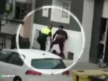 Un policía aporrea a un chico por practicar kitesurf en la playa de El Balneario Un policía aporrea a un chico por practicar kitesurf en la playa de El Balneario