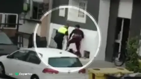 Un policía aporrea a un chico por practicar kitesurf en la playa de El Balneario Un policía aporrea a un chico por practicar kitesurf en la playa de El Balneario