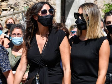 Paz Padilla con su hija Anna Ferrer en el funeral de Antonio Juan Vidal 