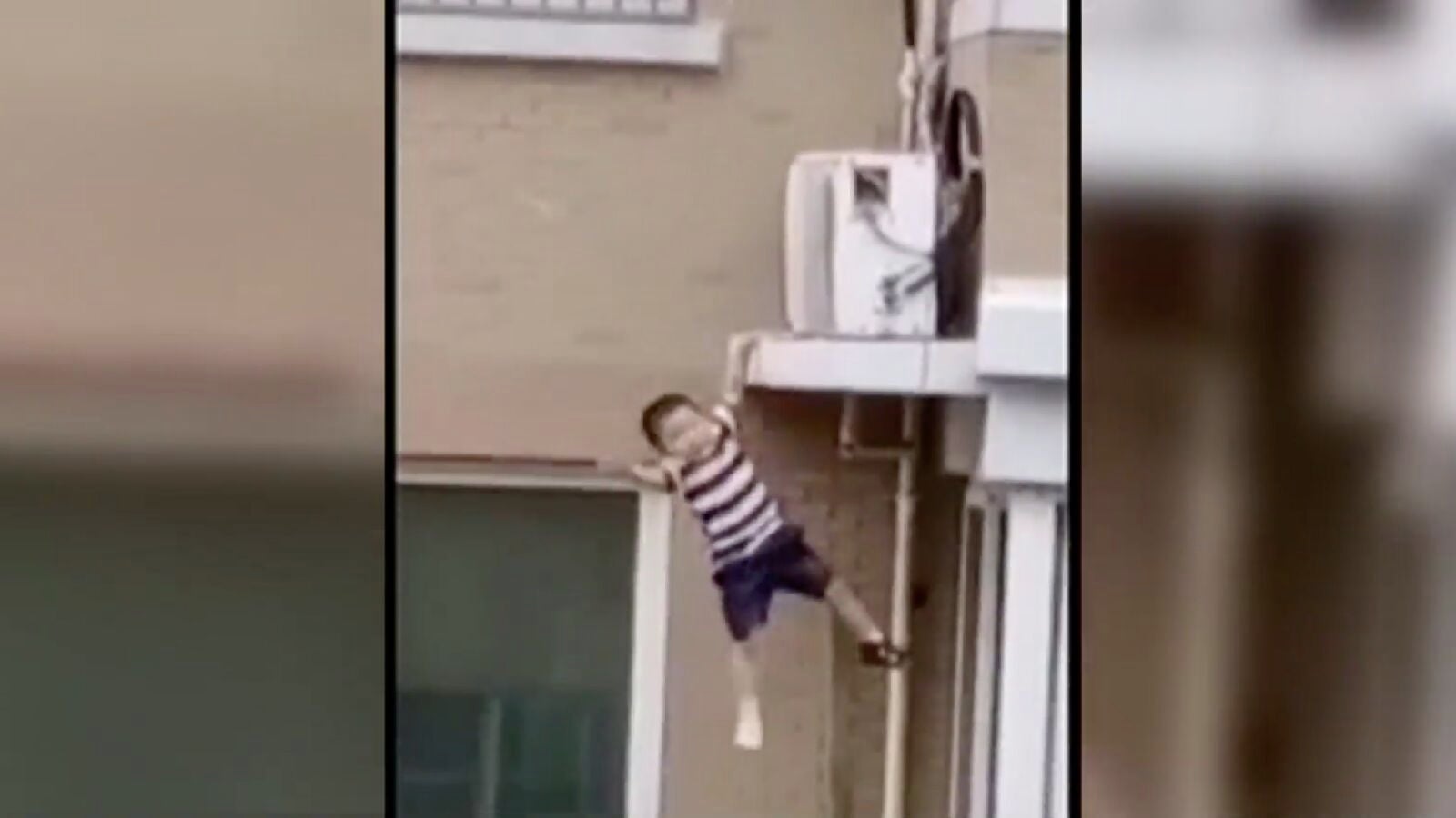Un niño cae desde un quinto piso tras jugar sobre el aparato de aire acondicionado y un vecino lo atrapa al vuelo en China
