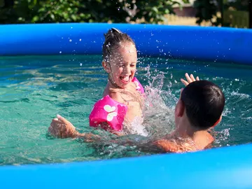 Niños en piscina Niños en piscina