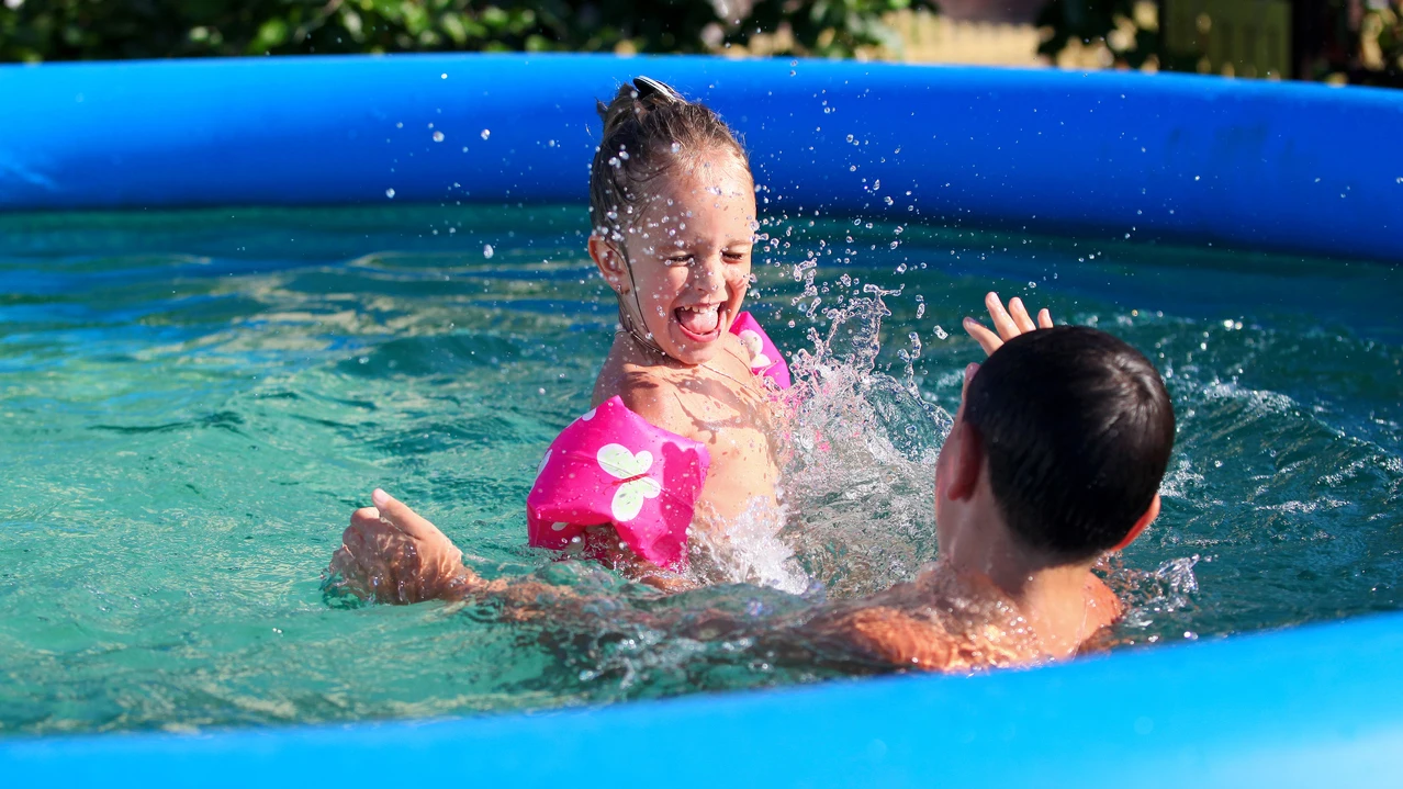 Niños en piscina