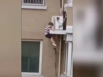 Niño atrapado. Niño atrapado.