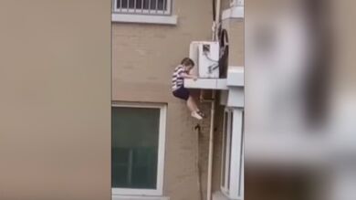 Un vecino salva a un niño de dos años que cayó de un quinto piso tras quedar atrapado en el aparato de aire acondicionado