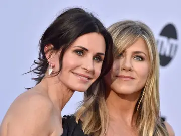 Las actrices Courteney Cox junto a Jennifer Aniston intentan concienciar del uso de la mascarilla a través de sus perros Las actrices Courteney Cox junto a Jennifer Aniston intentan concienciar del uso de la mascarilla a través de sus perros