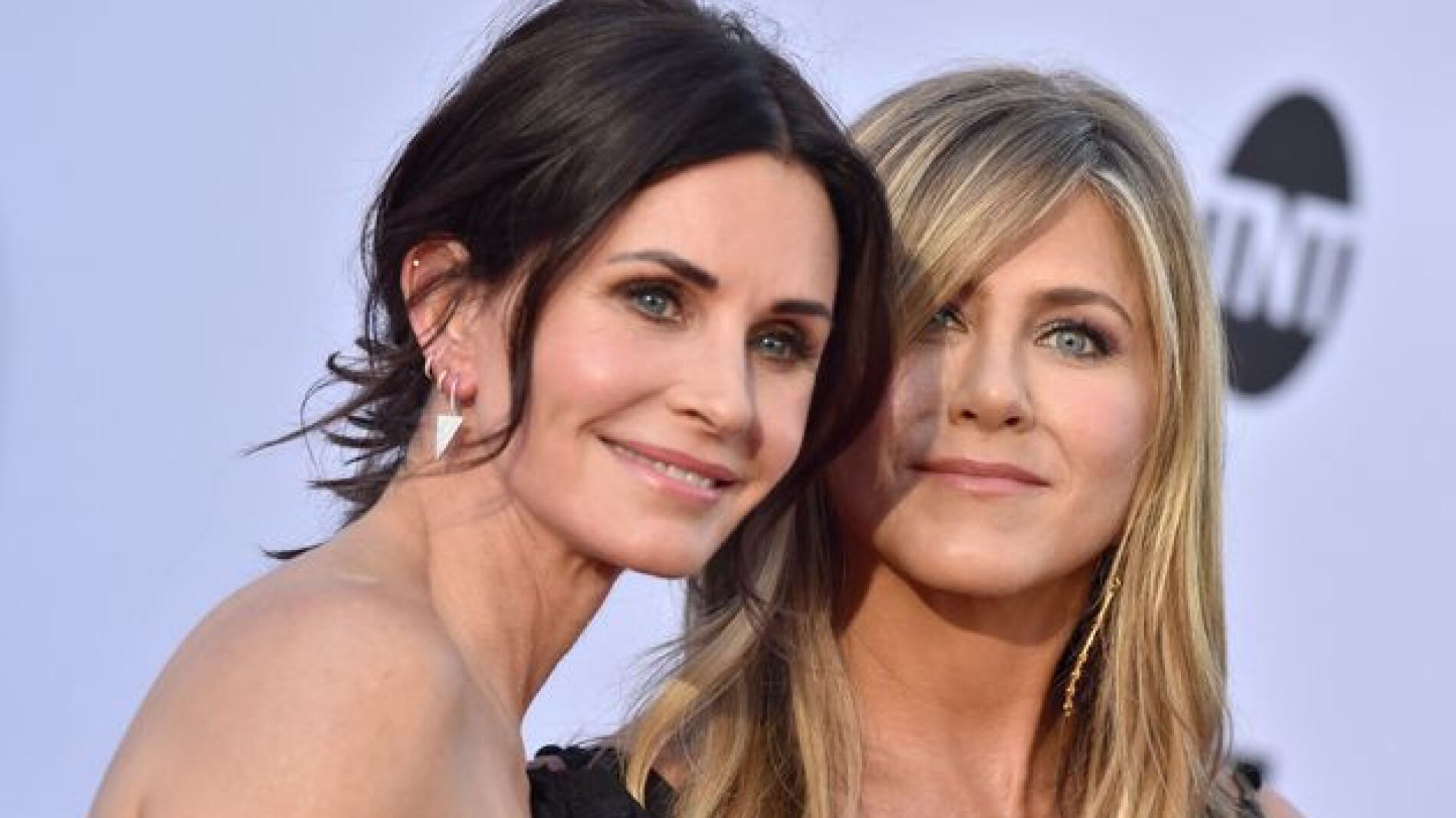 Las actrices Courteney Cox junto a Jennifer Aniston intentan concienciar del uso de la mascarilla a trav&eacute;s de sus perros