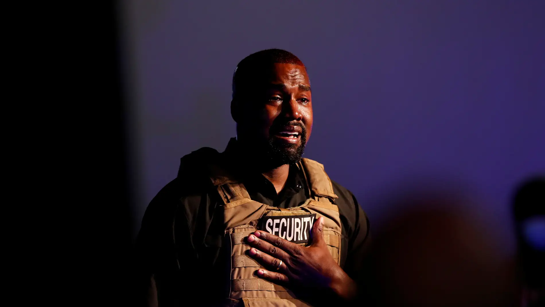 El rapero Kanye West se emociona cuando realiza su primer mitin en apoyo de su candidatura presidencial en North Charleston