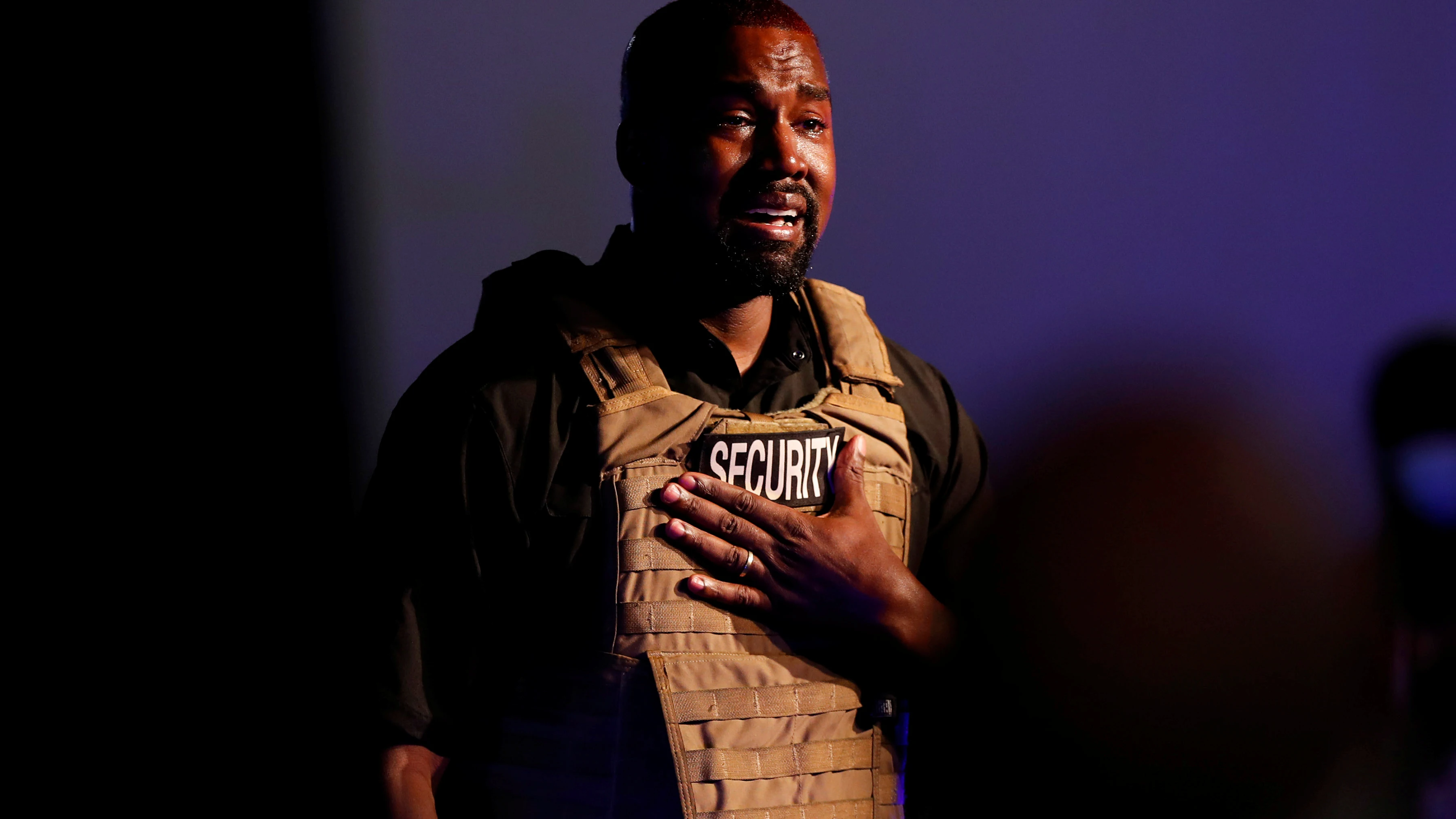 El rapero Kanye West se emociona cuando realiza su primer mitin en apoyo de su candidatura presidencial en North Charleston