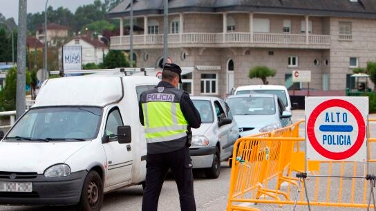 Miembros de la Polic&iacute;a, durante un control en carretera