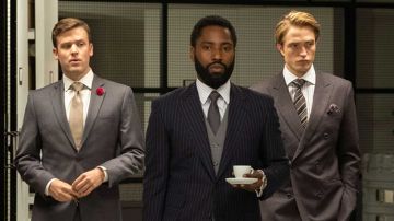 John David Washington y Robert Pattinson, en un fotograma de la película 'Tenet'