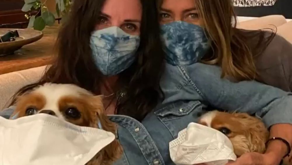 Courteney Cox y Jennifer Aniston utilizan a sus perros en un vídeo para fomentar el uso de la mascarilla contra el coronavirus