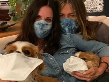 Courteney Cox y Jennifer Aniston utilizan a sus perros en un vídeo para fomentar el uso de la mascarilla contra el coronavirus