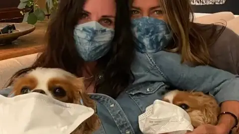 Courteney Cox y Jennifer Aniston utilizan a sus perros en un vídeo para fomentar el uso de la mascarilla contra el coronavirus Courteney Cox y Jennifer Aniston utilizan a sus perros en un vídeo para fomentar el uso de la mascarilla contra el coronavirus