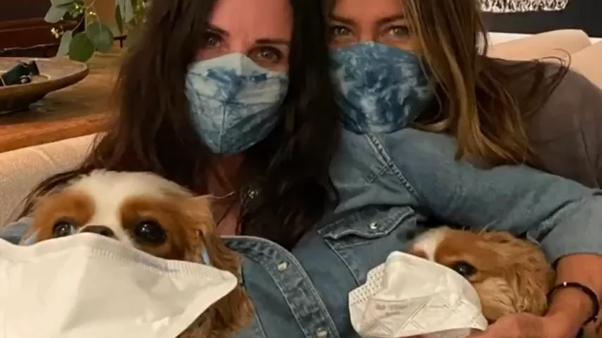 Courteney Cox y Jennifer Aniston utilizan a sus perros en un vídeo para fomentar el uso de la mascarilla contra el coronavirus Courteney Cox y Jennifer Aniston utilizan a sus perros en un vídeo para fomentar el uso de la mascarilla contra el coronavirus
