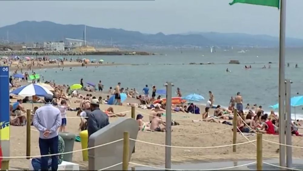 Barcelona reduce el aforo de sus playas un 15% para evitar rebrotes de coronavirus 