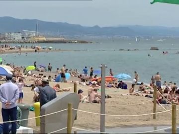 Barcelona reduce el aforo de sus playas un 15% para evitar rebrotes de coronavirus 