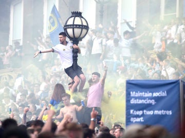 Los aficionados del Leeds celebran el ascenso a la Premier League