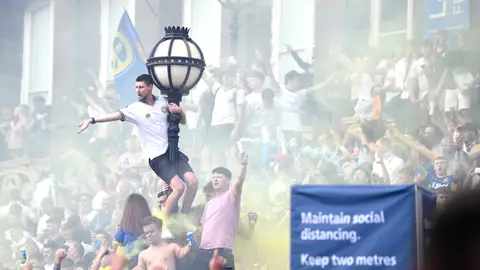 Los aficionados del Leeds celebran el ascenso a la Premier League Los aficionados del Leeds celebran el ascenso a la Premier League