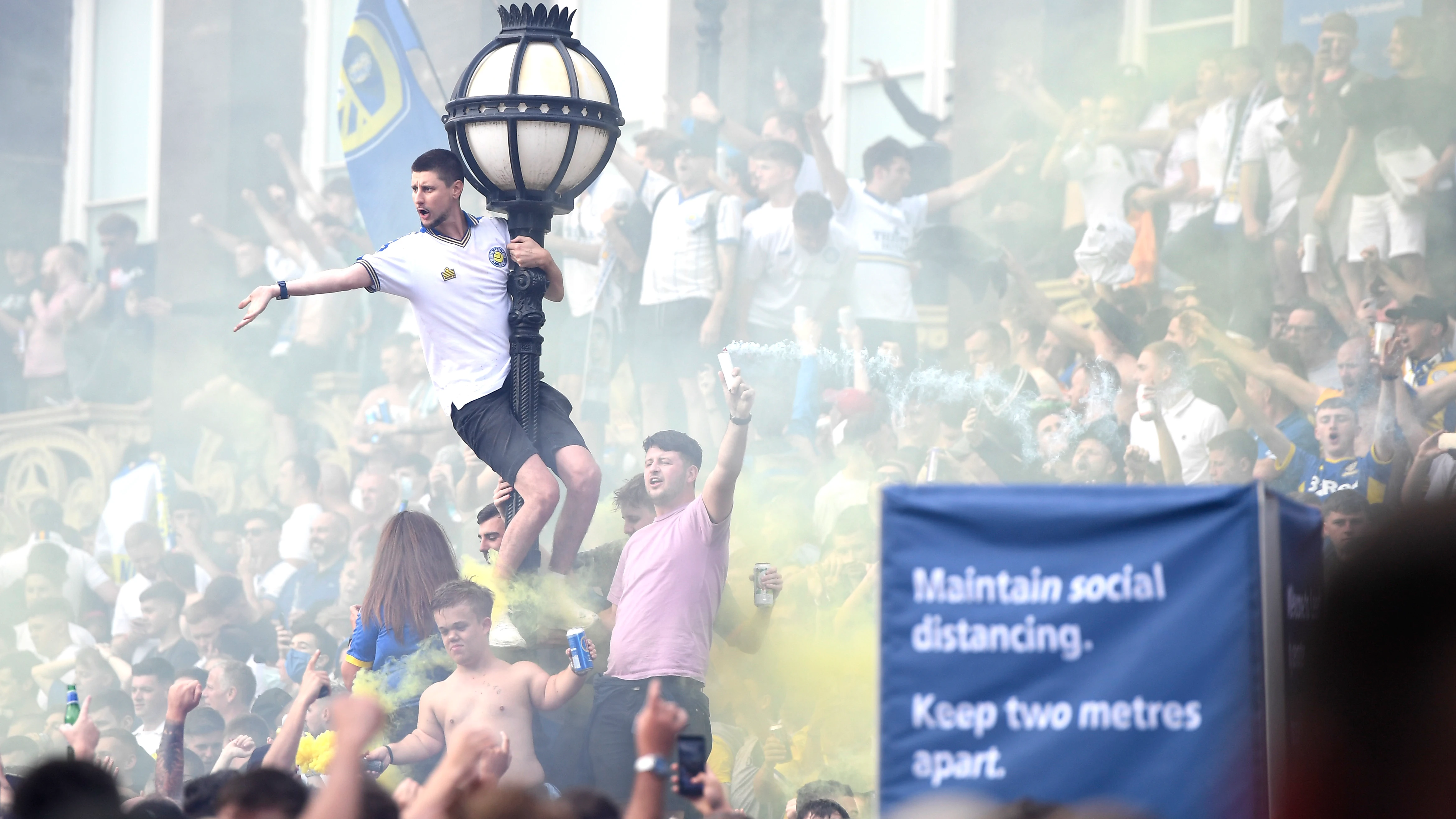 Los aficionados del Leeds celebran el ascenso a la Premier League Los aficionados del Leeds celebran el ascenso a la Premier League