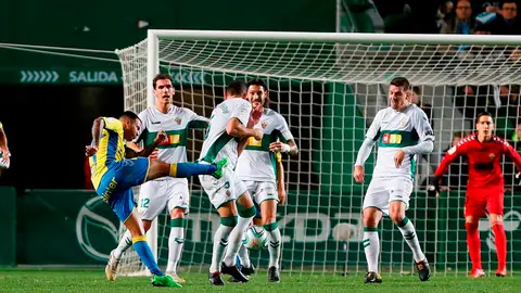 Los jugadores del Elche en su partido ante el Cádiz Los jugadores del Elche en su partido ante el Cádiz