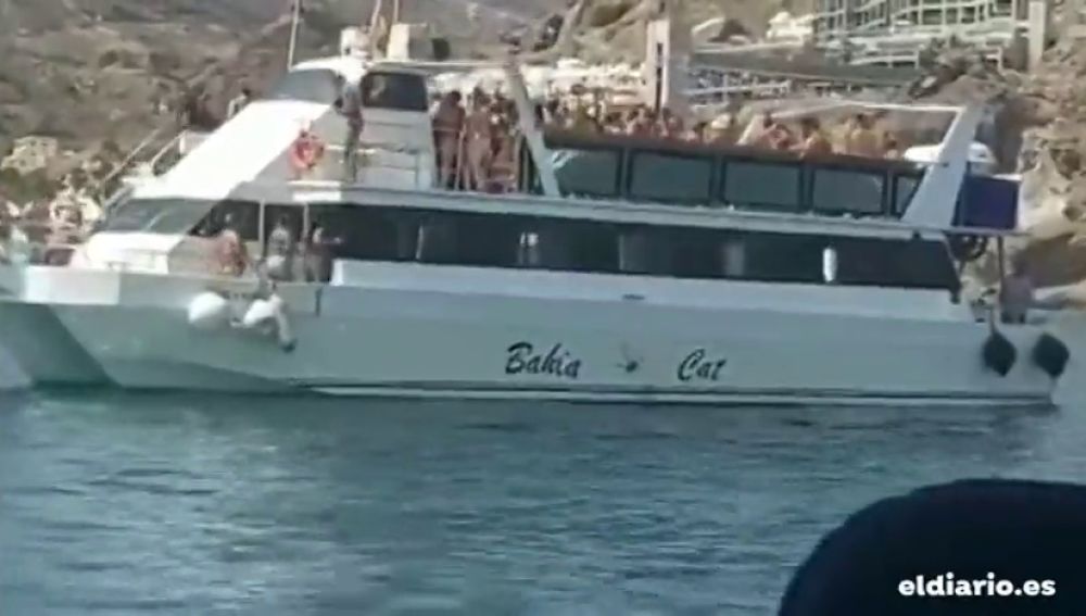 Fiesta multitudinaria a bordo de un barco, en Canarias, sin medidas de seguridad frente al coronavirus