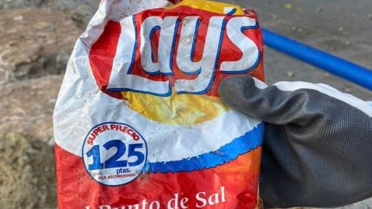 Bolsa de patatas encontrada en una playa de Alicante