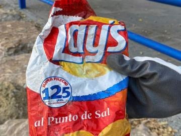 Bolsa de patatas encontrada en una playa de Alicante