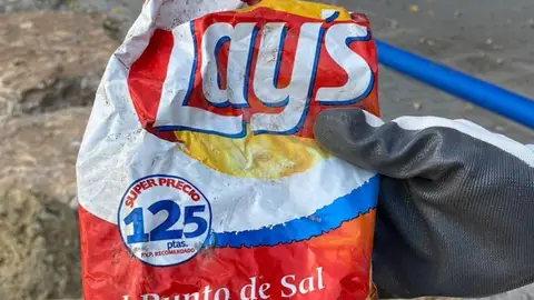 Bolsa de patatas encontrada en una playa de Alicante Bolsa de patatas encontrada en una playa de Alicante