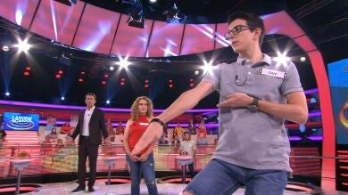 Dani enseña una pequeña kata de kárate en el plató de '¡Ahora caigo!'