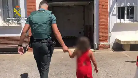 Abandona a una niña de 7 años en mitad de la carretera Abandona a una niña de 7 años en mitad de la carretera