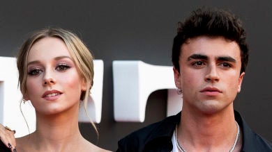 El gran parecido físico del padre de Ester Expósito a Itzan Escamilla según los fans 