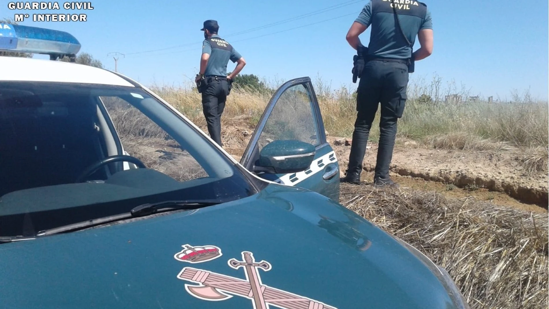 La Guardia Civil localiza a un hombre que había caído a una acequia La Guardia Civil localiza a un hombre que había caído a una acequia